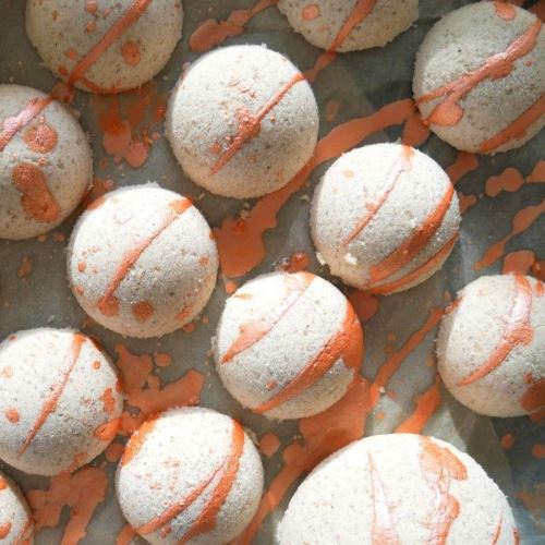 Autumn sparkling bath bombs with warming spices