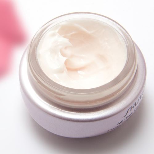 Regenerating and moisturizing cream with urea and mare's milk