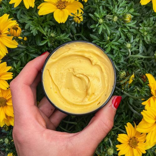 Homemade self-tanning cream made from natural ingredients - tanning without sun exposure